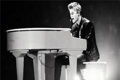 Eπίθεση στον Justin Bieber από θαυμαστή του! [video]