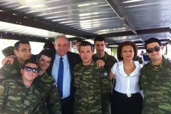 ΜΕ ΤΟΥΣ ΠΙΛΟΤΟΥΣ ΤΗΣ ΠΟΛΕΜΙΚΗΣ ΑΕΡΟΠΟΡΙΑΣ ΚΑΙ ΤΟΥ ΣΤΡΑΤΟΥ ΕΚΑΝΕ ΠΑΣΧΑ Ο ΤΕΡΕΝΣ ΚΟΥΙΚ