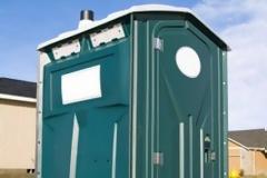 Την ώρα που οδηγούσε τη χτύπησε μια φορητή... τουαλέτα!