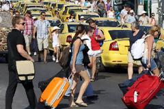 Η πτώση τιμών φέρνει ρεκόρ αφίξεων ξένων τουριστών