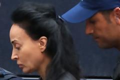 Καταβεβλημένοι εμφανίστηκαν στο εφετείο ο Άκης και η Βίκυ -  Το χάδι του Άκη στη Βίκυ