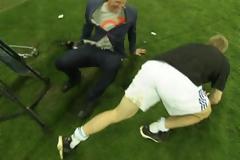 Ρεπόρτερ έπεσε...θύμα πανηγυρισμών!