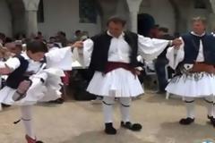 Ναύπακτος: Tο τσάμικο ενός πιτσιρικά έκλεψε την παράσταση