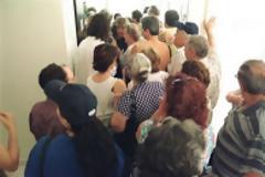 Αγρυπνία έξω από τον ΟΠΑΔ για τη θεώρηση των βιβλιαρίων