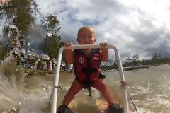 Μωρό 7 μηνών κάνει σκι στο νερό [Video]