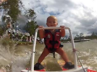 Φωτογραφία για Μωρό 7 μηνών κάνει σκι στο νερό [Video]
