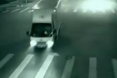 Το βίντεο με τον «φύλακα άγγελο» που σώζει ποδηλάτη και προκαλεί σάλο