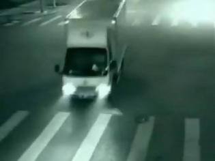 Φωτογραφία για Το βίντεο με τον «φύλακα άγγελο» που σώζει ποδηλάτη και προκαλεί σάλο