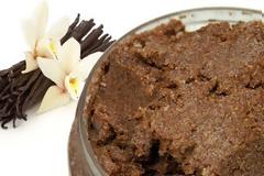 Scrub σώματος με βανίλια και μαύρη ζάχαρη