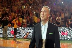 Ο Γκάλης πάνω απ' τα παγκάκια