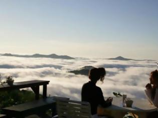 Φωτογραφία για Πιείτε καφέ πάνω από τα σύννεφα