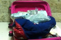 Μητέρα μετέφερε κοκαΐνη στη βαλίτσα του παιδιού της