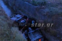 Δύο ανήλικα παιδιά και οι γονείς τους έπεσαν μέσα σε κανάλι στην Εθνική Οδό, όταν το αυτοκίνητό τους αναποδογύρισε για άγνωστους λόγους (Vid)