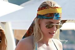 H Δούκισσα Νομικού φόρεσε το μπικίνι της και έγινε πρωτοσέλιδο