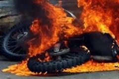 Πάτρα: Έβαζε φωτιές σε δίκυκλα... για πλάκα!