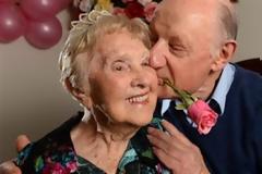 Ο έρωτας την χτύπησε στα...106 της χρόνια μέ έναν νεαρό μόλις 73 ετών!