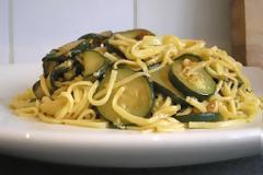 H συνταγή της ημέρας: Σπαγγέτι με κολοκυθάκια και κασέρι