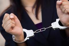 Πάτρα: Τα χρέη του συζύγου της πέρασαν… χειροπέδες – Ο άνδρας της απεβίωσε αλλά οι οφειλές του έμειναν!