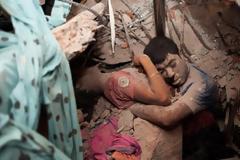 Πέθαναν αγκαλιασμένοι! Συγκλονιστική φωτογραφία...