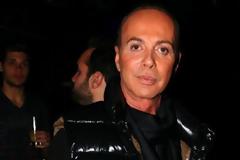 O Γαβαλάς τουιτάρει από τη φυλακή για τις χειροπέδες που του φόρεσαν