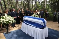 Καρέ-καρέ η εκταφή των οστών της βασίλισσας Αλεξάνδρας που έγινε σήμερα στο Tατόι