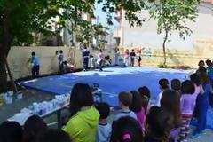 Τα παιδιά ζωγραφίζουν στον τοίχο