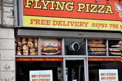 Υπάλληλοι πιτσαρίας βουτούσαν τα χέρια τους στο καζανάκι και στη συνέχεια έφτιαχναν πίτσες!