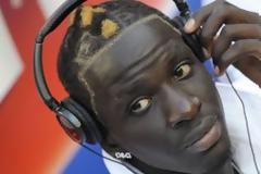 Ζωγράφισε το σήμα της Παρί στο κεφάλι του!