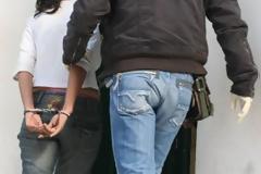 Aχαΐα: Πρωτοφανές περιστατικό με αλλοδαπή που αστυνομικοί πήγαν να απελάσουν χωρίς να καταλάβουν ότι είναι...