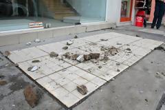 Είδε το μπαλκόνι να πέφτει στο κεφάλι της