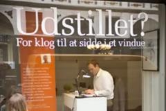 Άνεργοι στη... βιτρίνα!