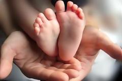 «Παραλίγο να πεθάνει το παιδί μoυ από την μπαταρία επειδή δεν έβγαλαν ακτινογραφία στο λαιμό!»