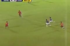 Απίθανο γκολ από το κέντρο του γηπέδου!