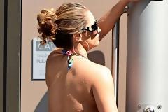 Η Jennifer Nicole Lee δροσίζεται σε πισίνα στην Νέα Υόρκη