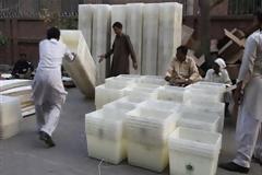 Άνοιξαν οι κάλπες στο Πακιστάν