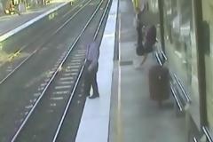 Νοσοκόμα σώζει άνθρωπο που έπεσε σε σιδηροδρομικές γραμμές