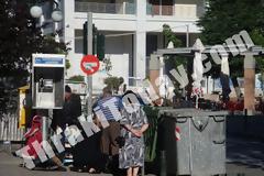 Στην ουρά… στους κάδους σκουπιδιών της Ξάνθης για παπούτσια!