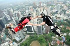 Απίθανο base-jumping για… γερές καρδιές! [video]