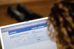 Το facebook αναπτύσσει... παραισθήσεις και ψυχώσεις!