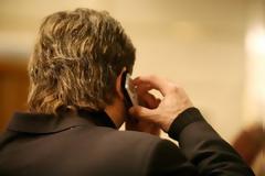 850.000 ευρώ τη μέρα για κρατικά κινητά όταν περικόπτονται συντάξεις και γίνονται απολύσεις