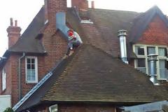 Κοίταξαν στην οροφή του ξενοδοχείου και έπαθαν ΣΟΚ με αυτό που είδαν