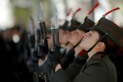 Άνδρες στρατιωτικοί ζητούν ισότητα με τις γυναίκες - Πως αλλάζουν οι καιροί!