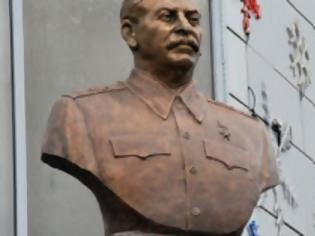 Φωτογραφία για Κάπου, στήνουν ακόμη αγάλματα του Στάλιν