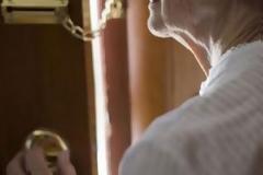Oι απατεώνες τα βρήκαν σκούρα με την ηλικιωμένη