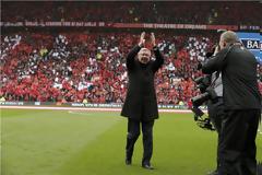 Αποθέωση του σερ Αλεξ Φέργκιουσον στο τελευταίο του ματς στο Ολντ Τράφορντ