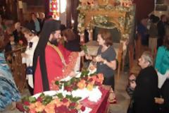 ΣΤΟΝ ΑΓΙΟ ΝΙΚΟΛΑΟ ΚΑΛΑΜΑΤΑΣ -  Ιερέας μοίρασε 500 τριαντάφυλλα για τη γιορτή της μητέρας...!!!