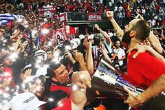 Τέτοιες κούπες θέλει το λιμάνι...Με καρύδια! [videos+photos από το O2Arena]