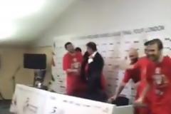 Οι παίκτες μπουγέλωσαν τον Μπαρτζώκα! [Video]