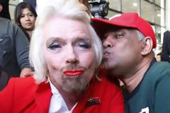 Πρόεδρος ομάδας ντύθηκε αεροσυνοδός!