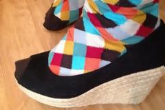 Ποιος γνωστός τραγουδιστής φόρεσε αυτές τις... πλατφόρμες;